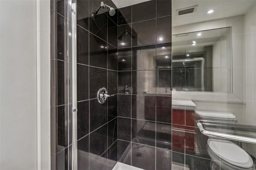 Active With Contract: $159,000 (1 beds, 1 baths, 610 Square Feet)