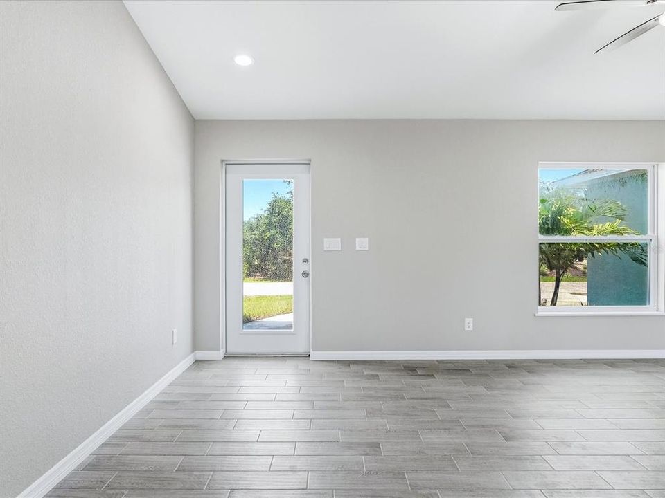 Activo con contrato: $279,900 (3 camas, 2 baños, 1639 Pies cuadrados)