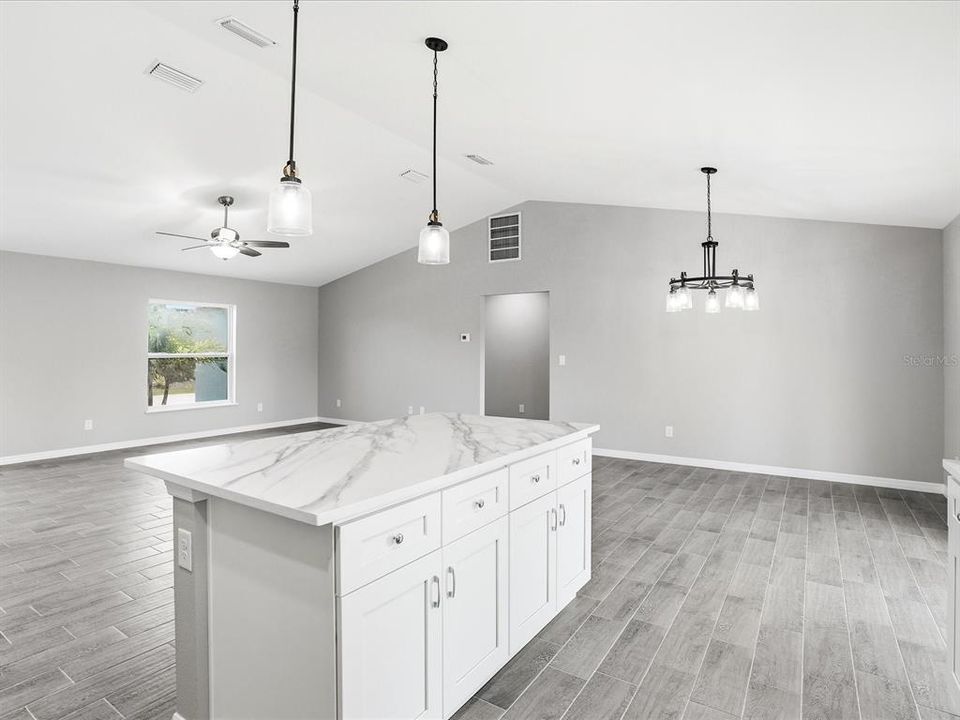 Activo con contrato: $279,900 (3 camas, 2 baños, 1639 Pies cuadrados)