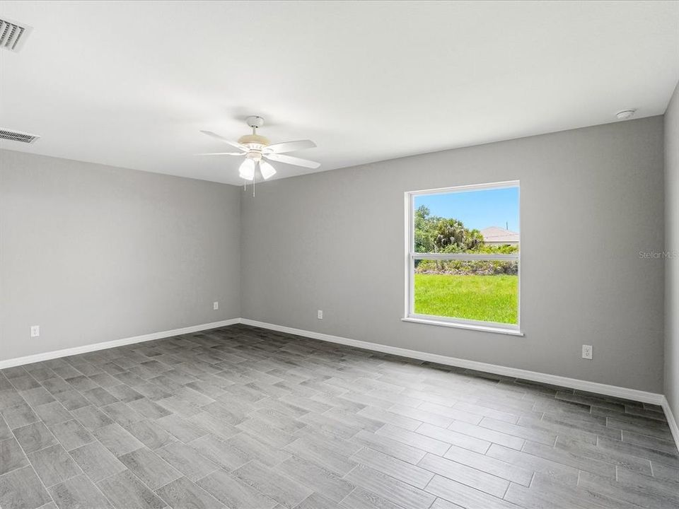 Activo con contrato: $279,900 (3 camas, 2 baños, 1639 Pies cuadrados)