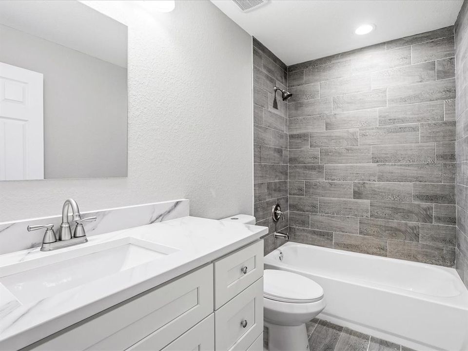 Activo con contrato: $279,900 (3 camas, 2 baños, 1639 Pies cuadrados)