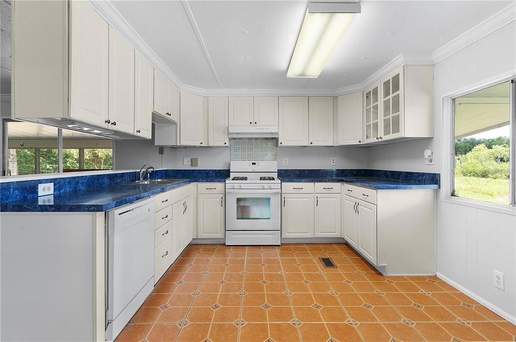 For Sale: $159,900 (3 beds, 2 baths, 1344 Square Feet)