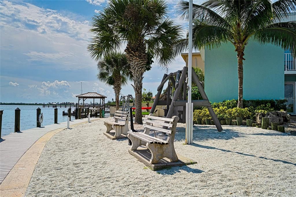 На продажу: $345,000 (2 спален, 1 ванн, 912 Квадратных фут)