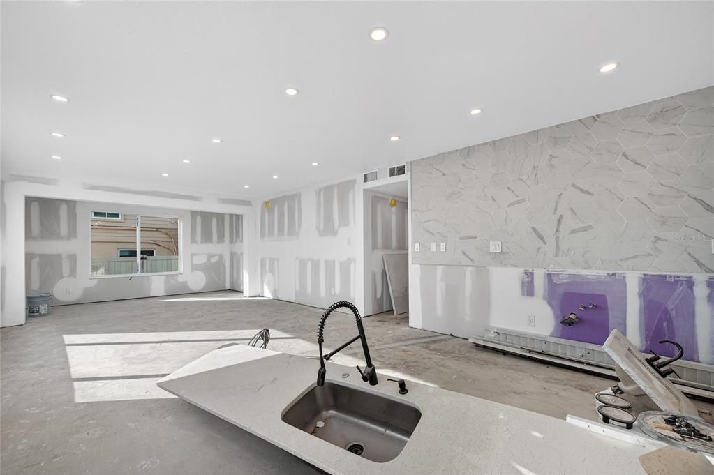 На продажу: $345,000 (2 спален, 1 ванн, 912 Квадратных фут)