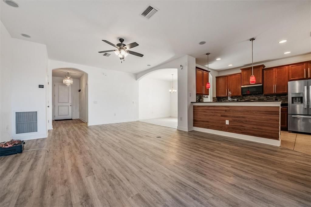 Active With Contract: $350,000 (3 beds, 2 baths, 1702 Square Feet)
