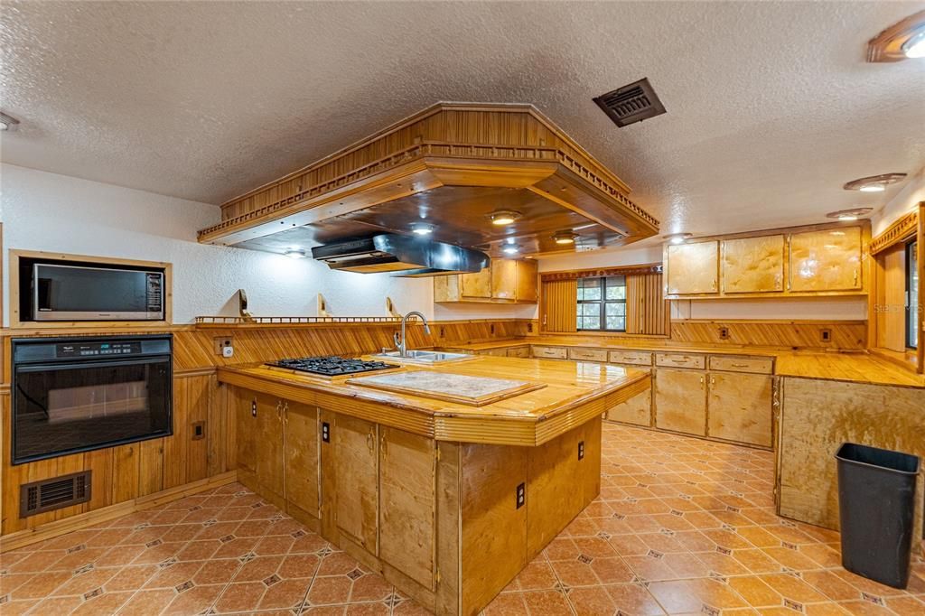 For Sale: $799,900 (4 beds, 3 baths, 2912 Square Feet)