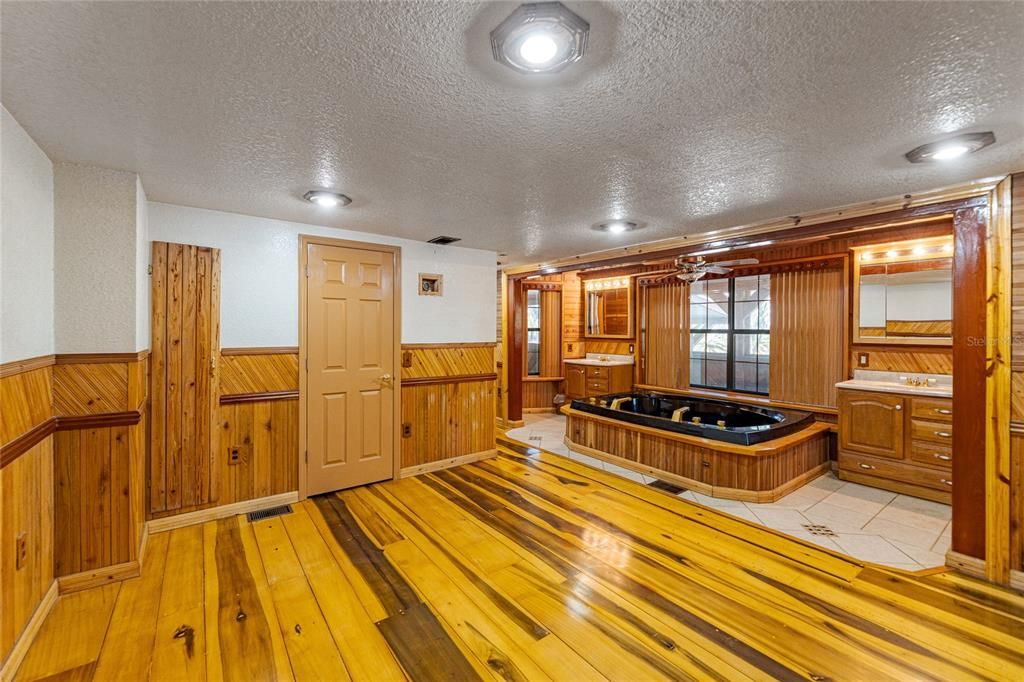 For Sale: $799,900 (4 beds, 3 baths, 2912 Square Feet)
