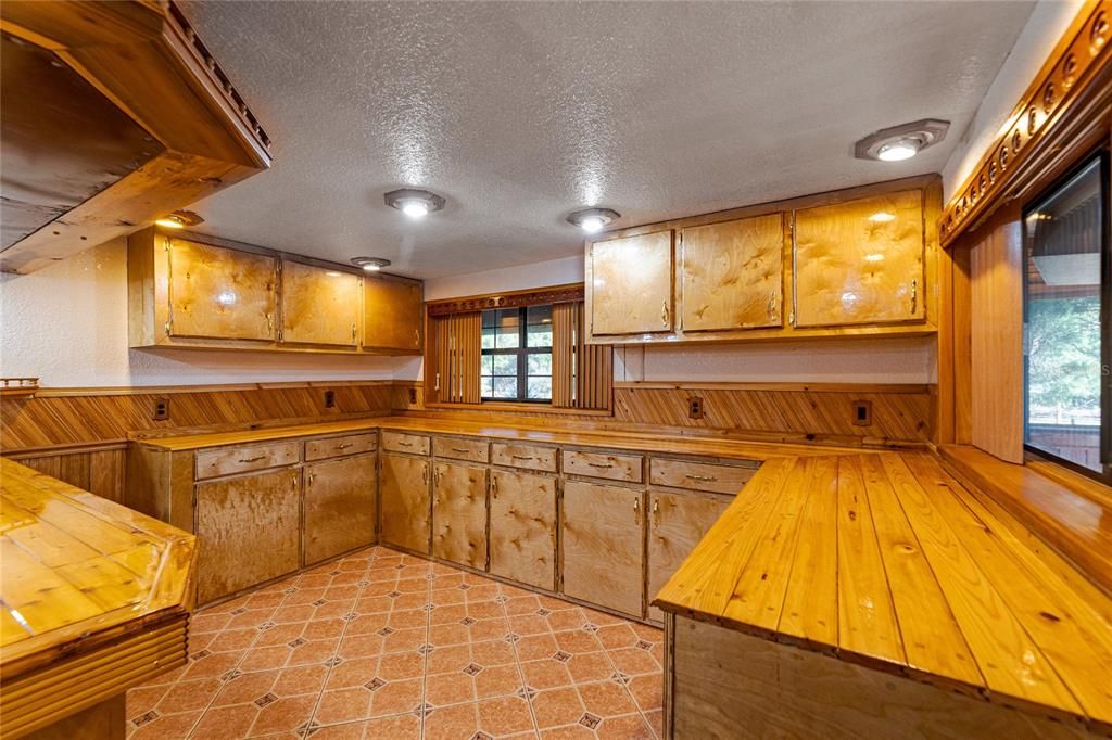 For Sale: $799,900 (4 beds, 3 baths, 2912 Square Feet)