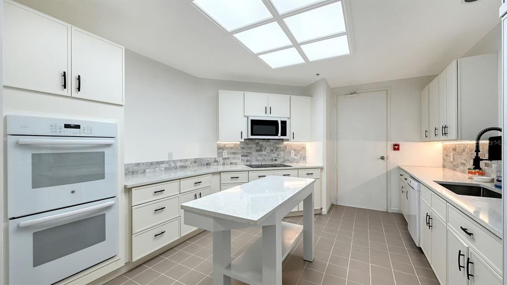 Active With Contract: $1,850,000 (3 beds, 3 baths, 2410 Square Feet)