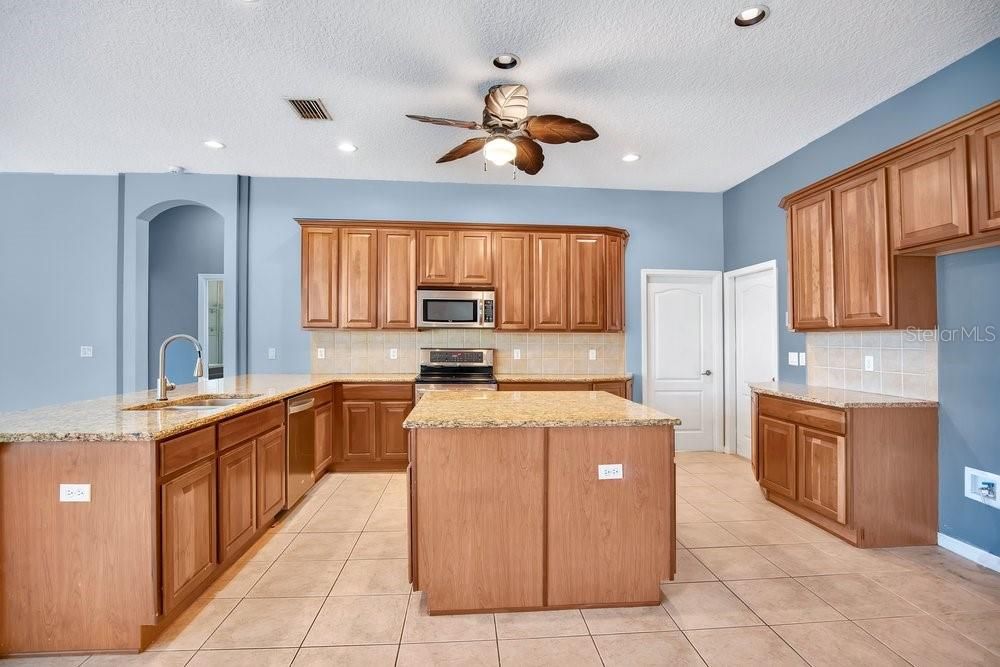 Activo con contrato: $446,000 (5 camas, 3 baños, 2552 Pies cuadrados)