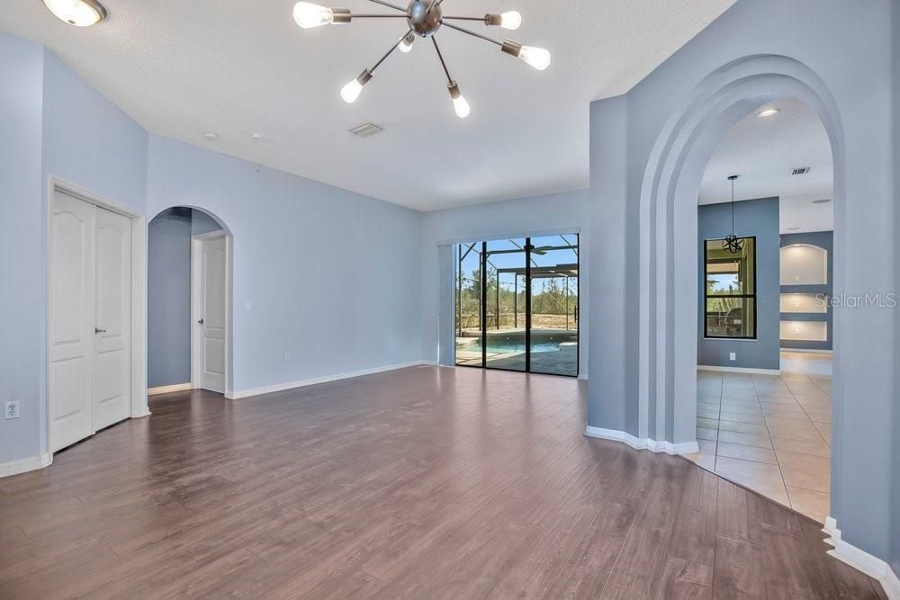 Activo con contrato: $446,000 (5 camas, 3 baños, 2552 Pies cuadrados)