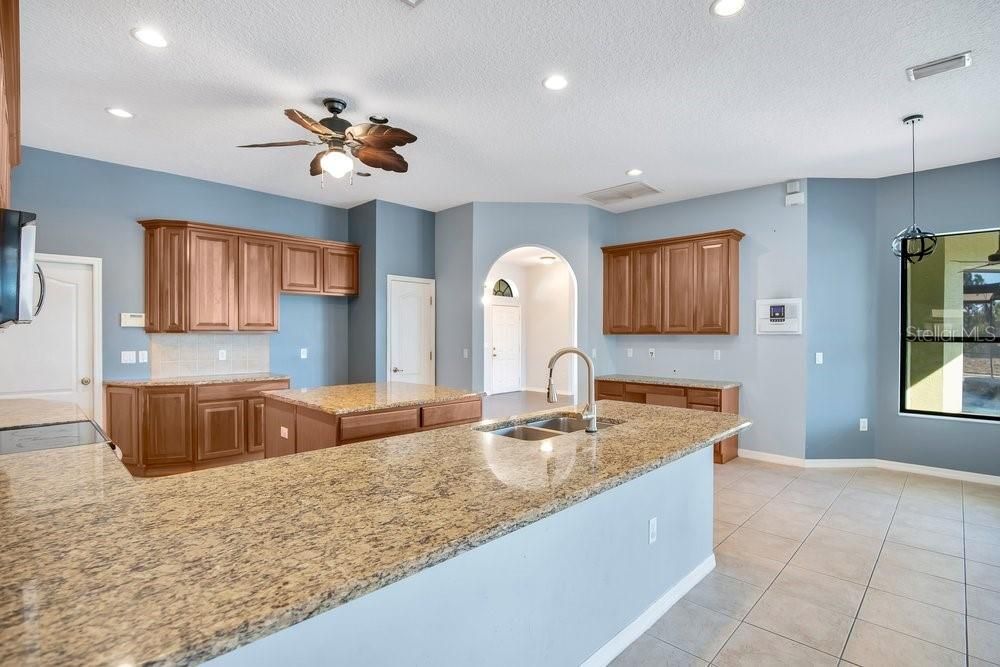 Activo con contrato: $446,000 (5 camas, 3 baños, 2552 Pies cuadrados)