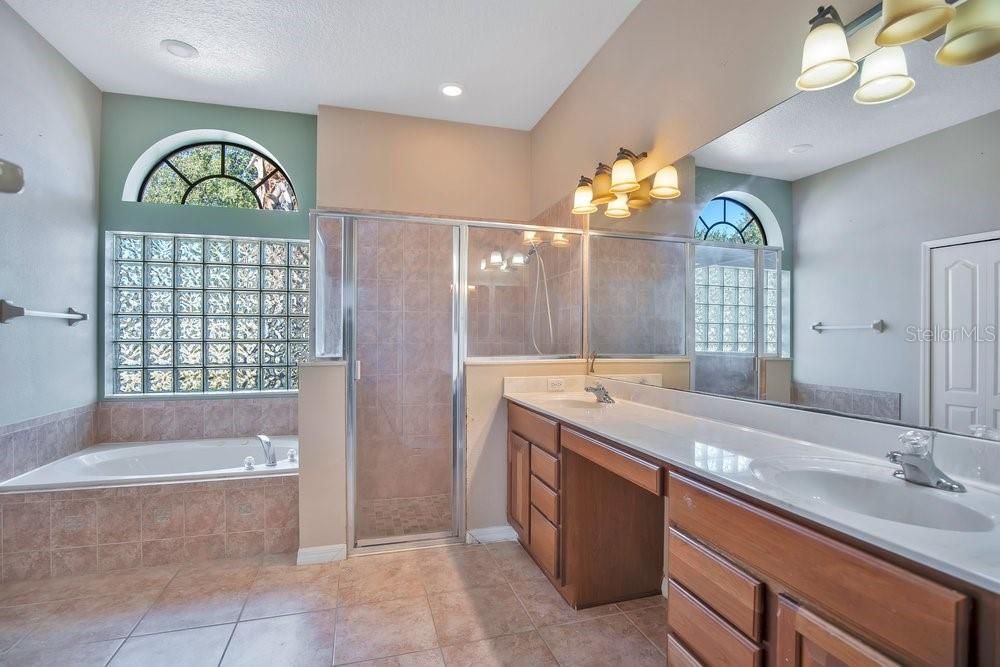 Activo con contrato: $446,000 (5 camas, 3 baños, 2552 Pies cuadrados)