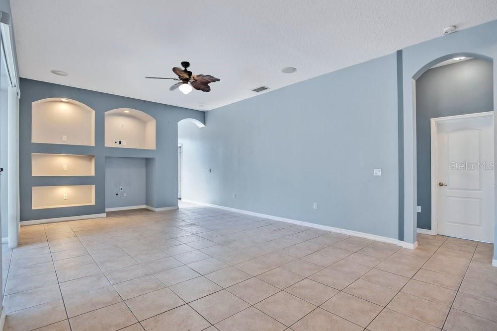 Activo con contrato: $446,000 (5 camas, 3 baños, 2552 Pies cuadrados)