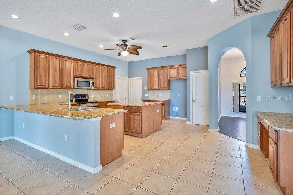 Activo con contrato: $446,000 (5 camas, 3 baños, 2552 Pies cuadrados)