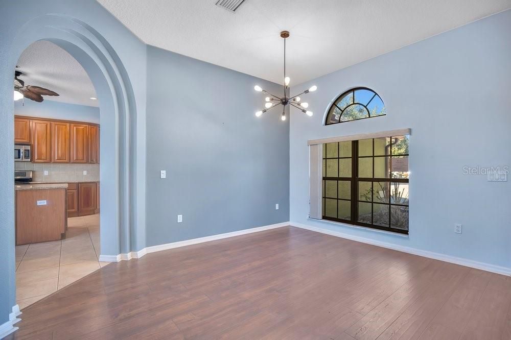 Activo con contrato: $446,000 (5 camas, 3 baños, 2552 Pies cuadrados)