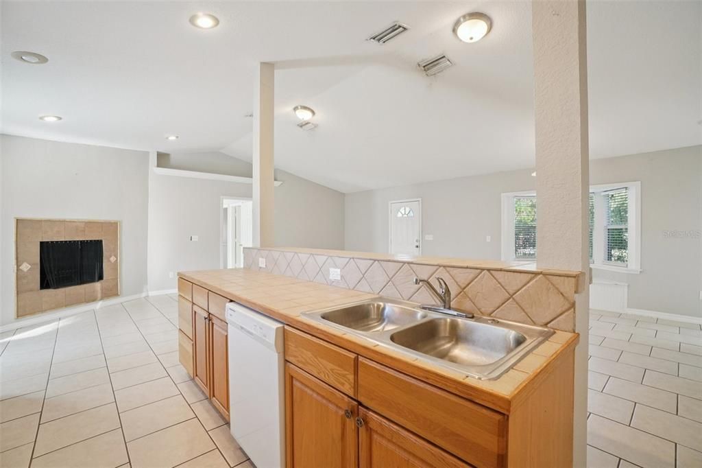 Active With Contract: $374,900 (3 beds, 2 baths, 1669 Square Feet)