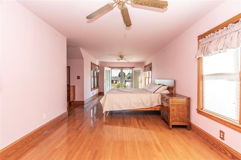 For Sale: $649,000 (2 beds, 3 baths, 2581 Square Feet)