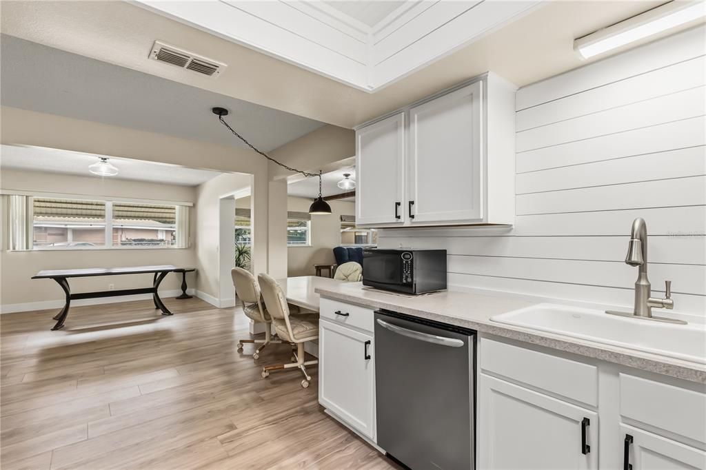 En Venta: $795,000 (4 camas, 2 baños, 2756 Pies cuadrados)