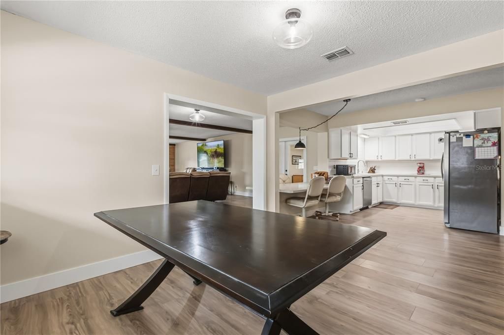 En Venta: $795,000 (4 camas, 2 baños, 2756 Pies cuadrados)