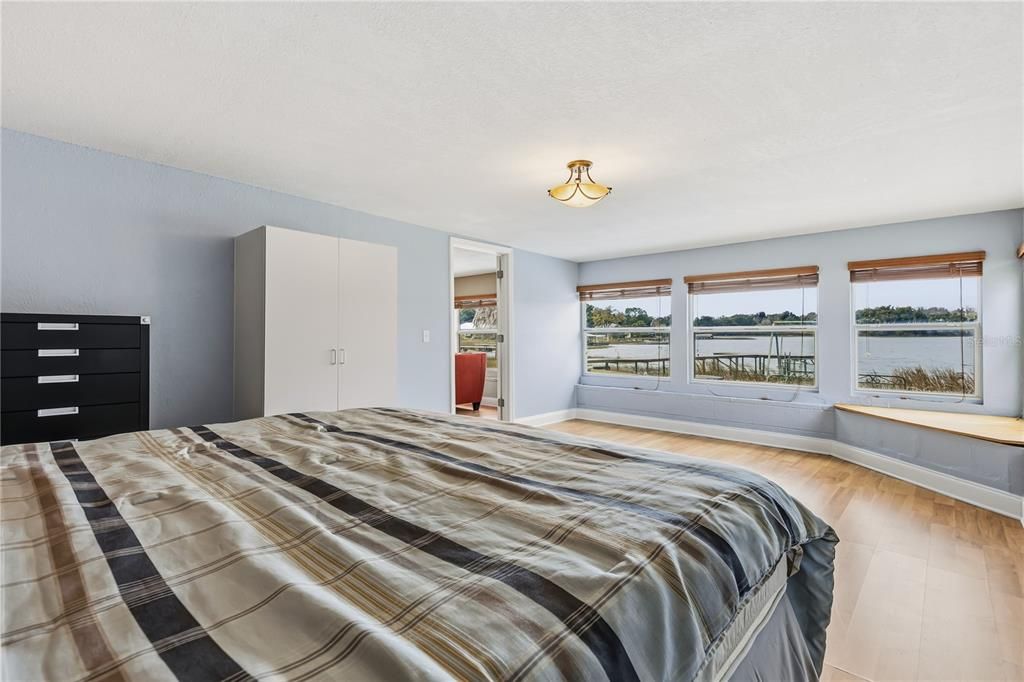 En Venta: $795,000 (4 camas, 2 baños, 2756 Pies cuadrados)