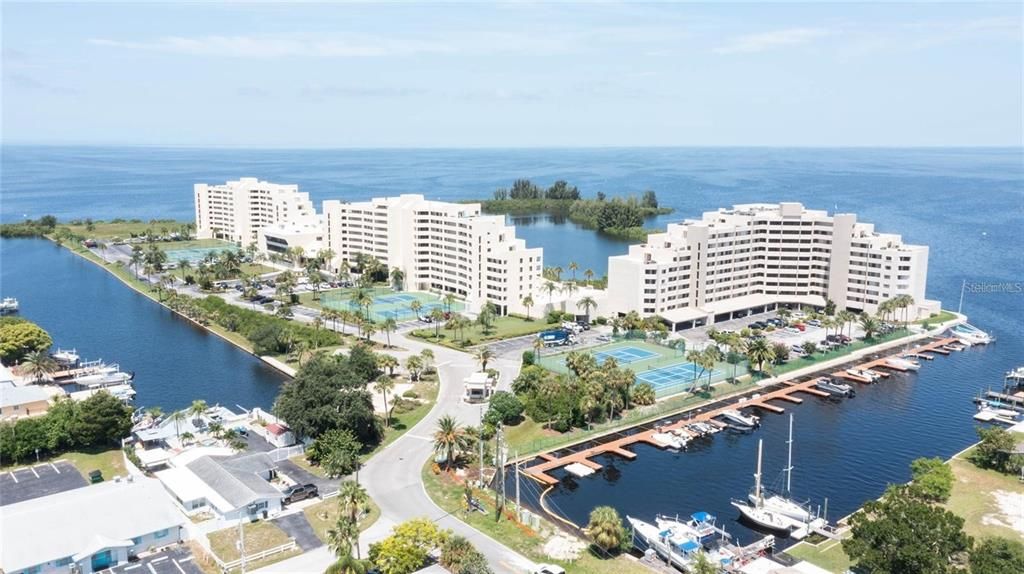 Vendido Recientemente: $299,900 (2 camas, 2 baños, 950 Pies cuadrados)