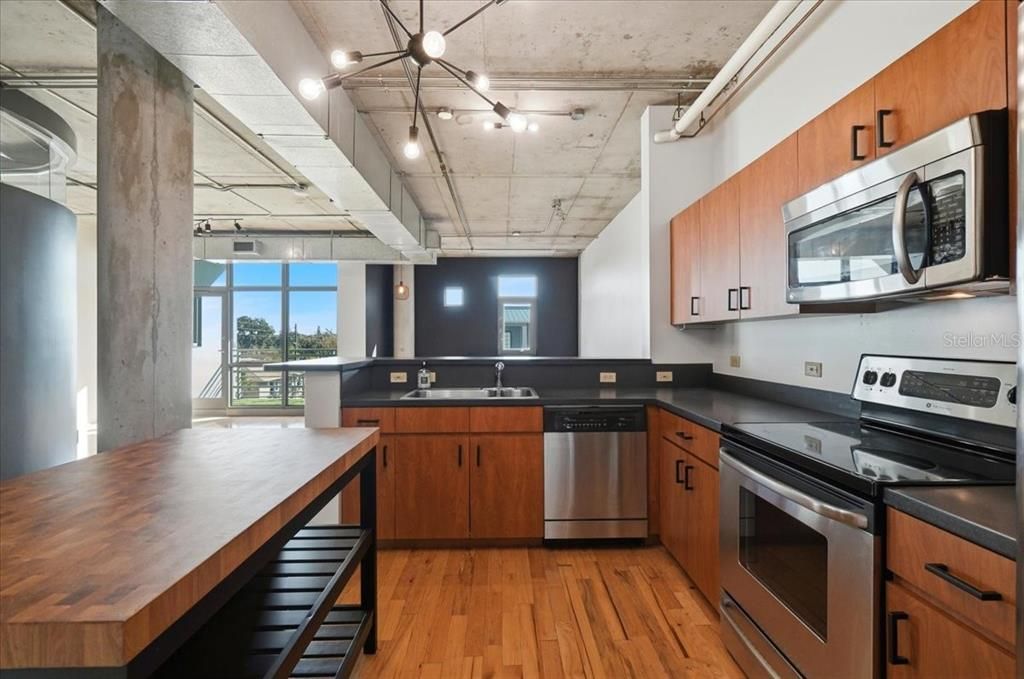 На продажу: $314,995 (2 спален, 2 ванн, 1330 Квадратных фут)