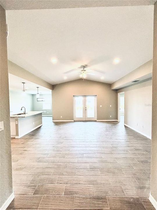 Activo con contrato: $289,900 (3 camas, 2 baños, 1606 Pies cuadrados)