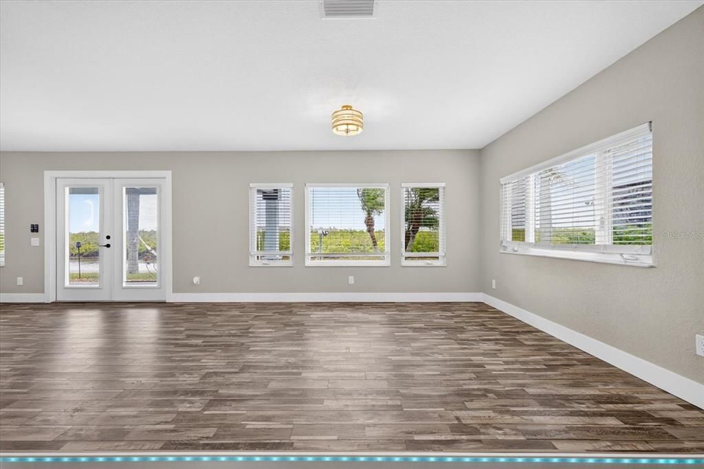 En Venta: $975,000 (3 camas, 2 baños, 2961 Pies cuadrados)