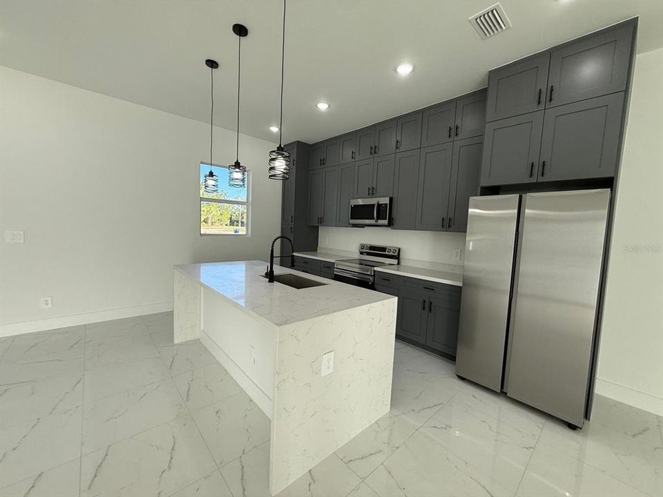 В аренду: $1,950 (4 спален, 2 ванн, 1639 Квадратных фут)