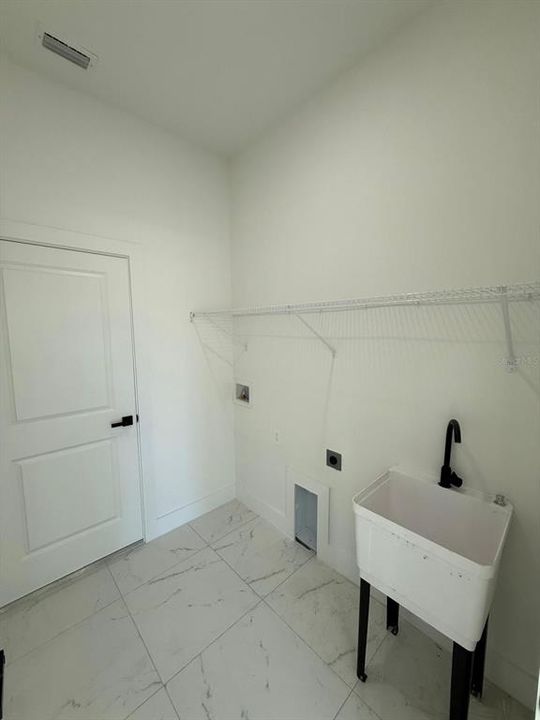 В аренду: $1,950 (4 спален, 2 ванн, 1639 Квадратных фут)