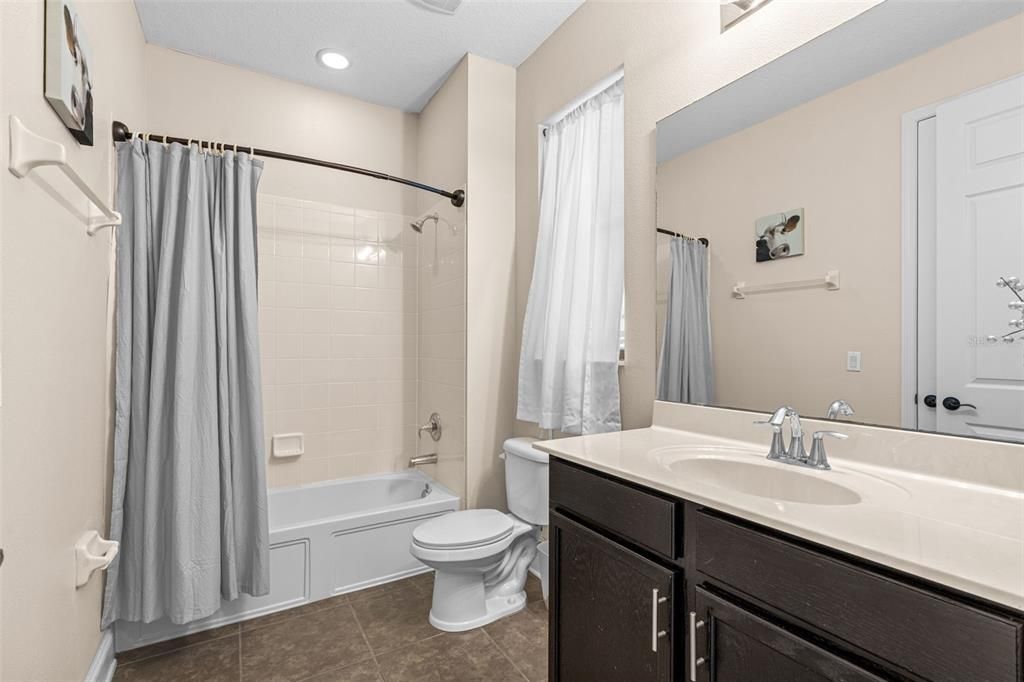 Под контрактом: $948,900 (5 спален, 4 ванн, 4955 Квадратных фут)