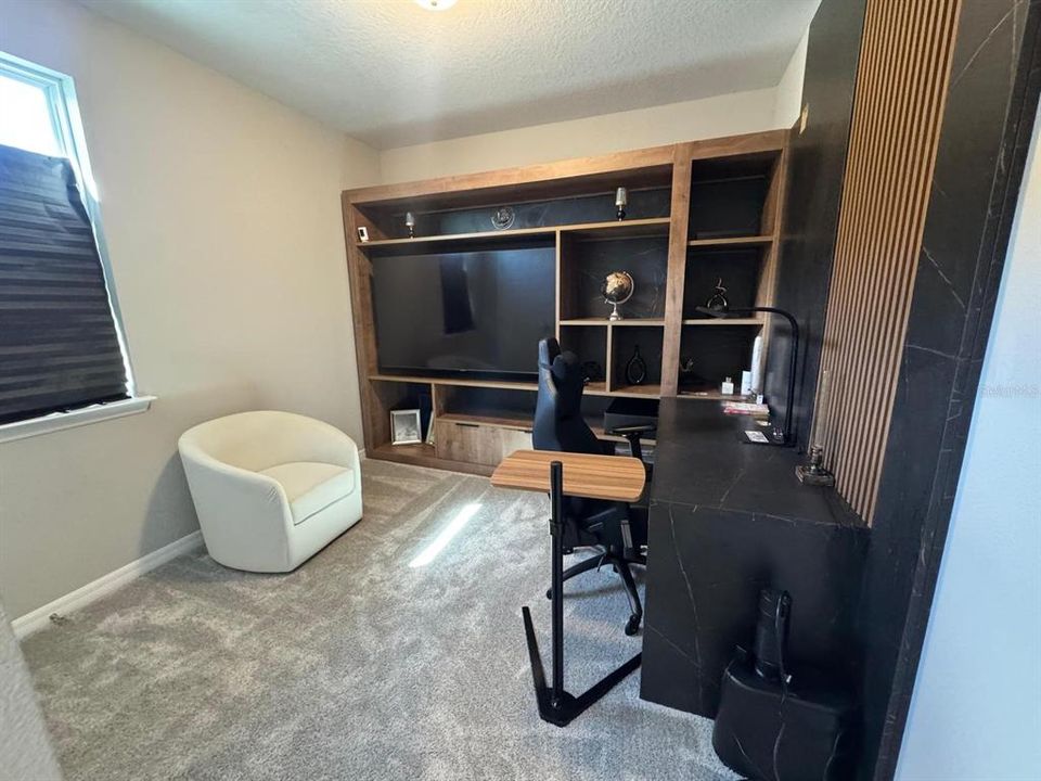 Activo con contrato: $3,400 (4 camas, 2 baños, 2084 Pies cuadrados)