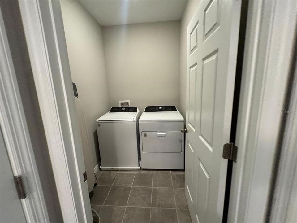 Activo con contrato: $3,400 (4 camas, 2 baños, 2084 Pies cuadrados)