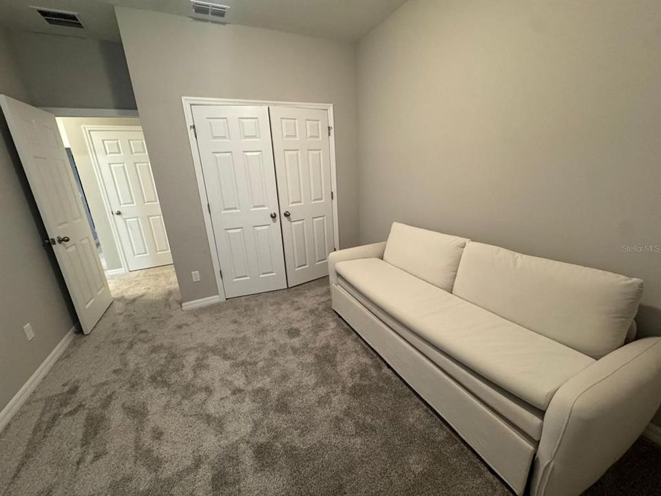 Activo con contrato: $3,400 (4 camas, 2 baños, 2084 Pies cuadrados)