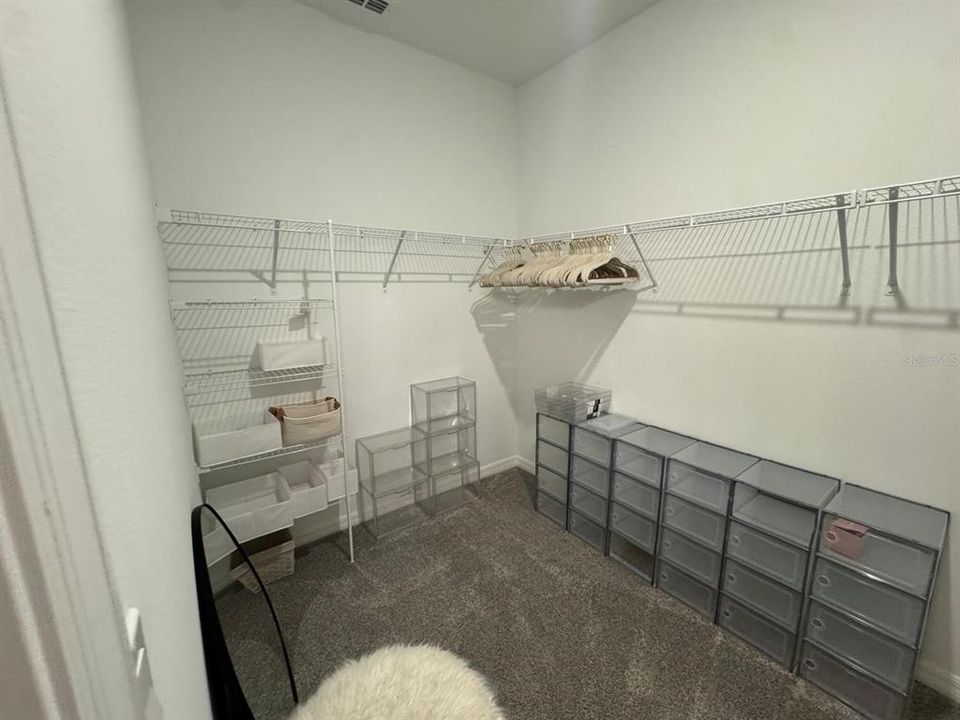Activo con contrato: $3,400 (4 camas, 2 baños, 2084 Pies cuadrados)