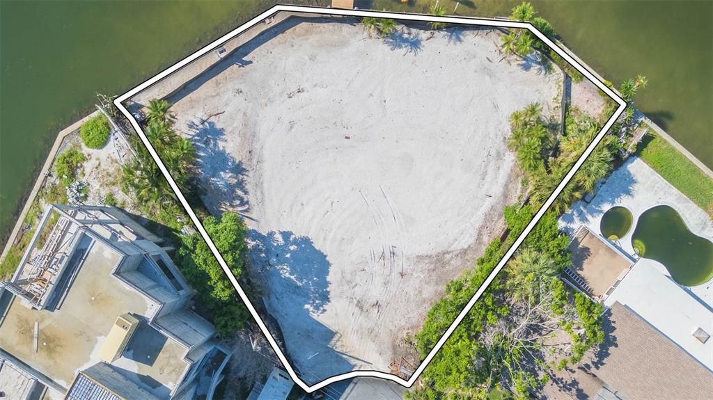 En Venta: $1,745,000 (0.24 acres)