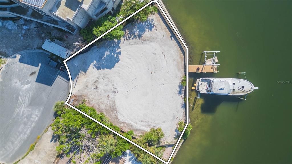 En Venta: $1,745,000 (0.24 acres)