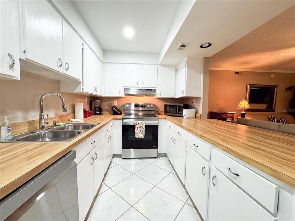 For Sale: $199,900 (2 beds, 2 baths, 1151 Square Feet)