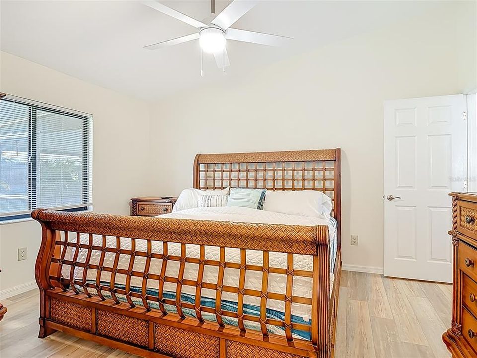 Под контрактом: $479,500 (3 спален, 2 ванн, 1412 Квадратных фут)