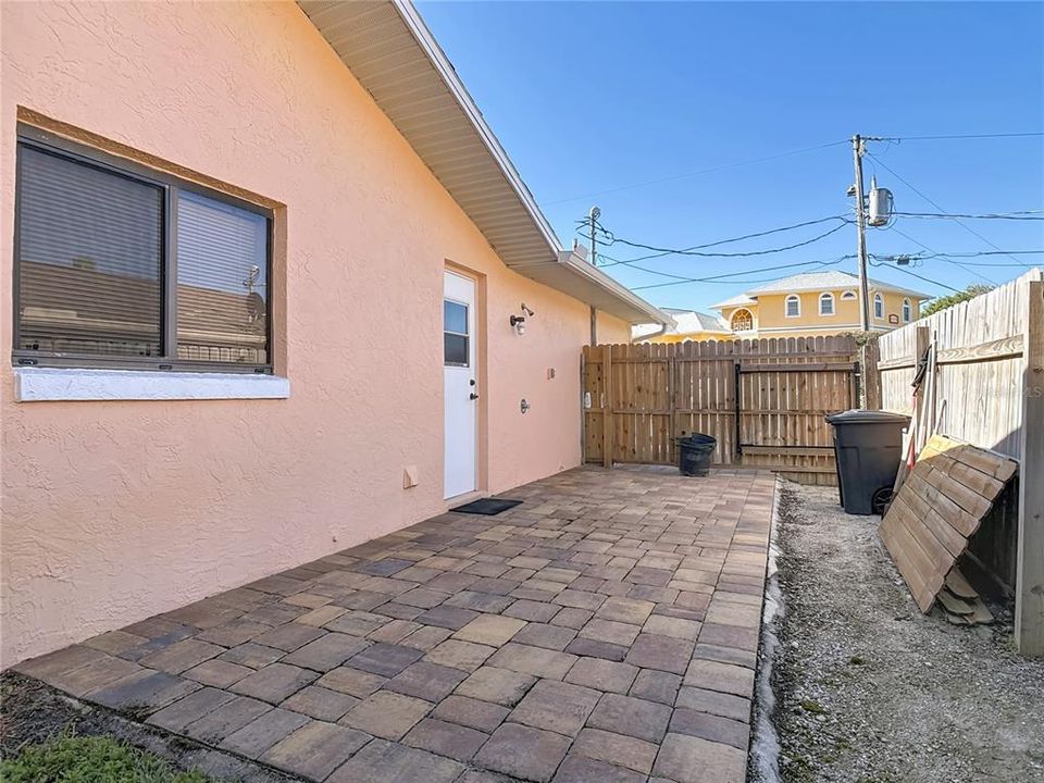 Под контрактом: $479,500 (3 спален, 2 ванн, 1412 Квадратных фут)