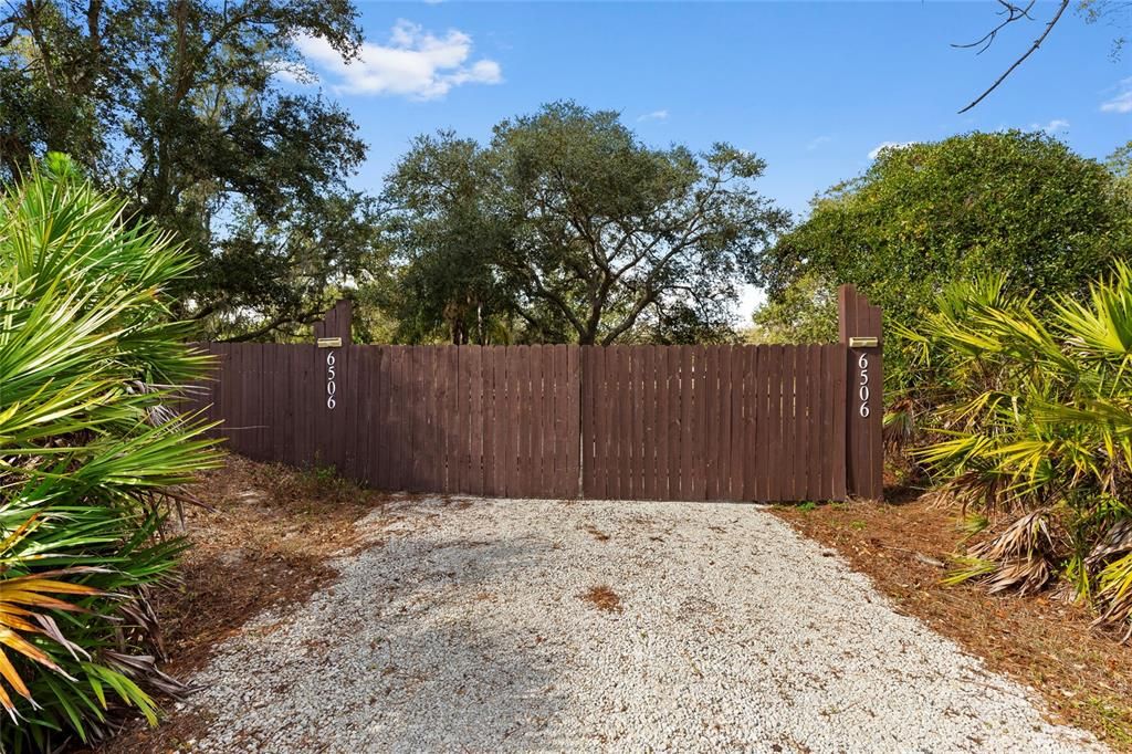 待售: $850,000 (10.12 acres)