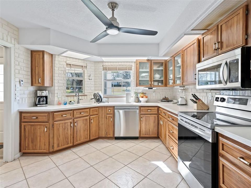 Active With Contract: $575,000 (3 beds, 2 baths, 2555 Square Feet)
