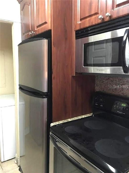 Active With Contract: $1,595 (2 beds, 2 baths, 898 Square Feet)