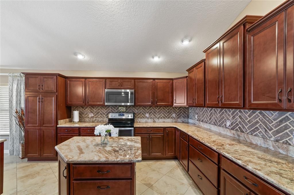Activo con contrato: $445,000 (3 camas, 2 baños, 1808 Pies cuadrados)