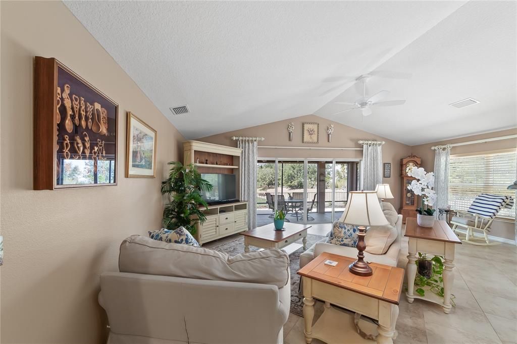 Activo con contrato: $445,000 (3 camas, 2 baños, 1808 Pies cuadrados)