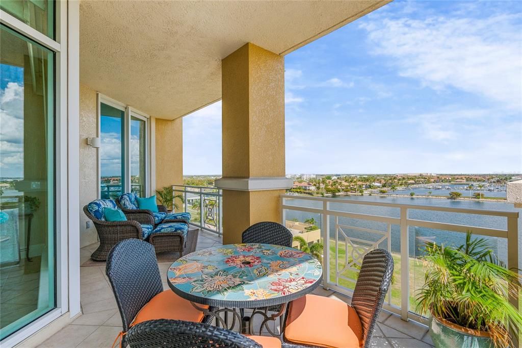 For Sale: $717,900 (2 beds, 2 baths, 1978 Square Feet)