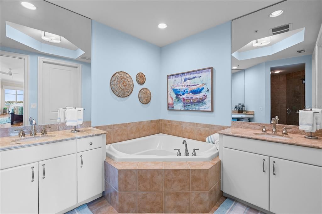 For Sale: $717,900 (2 beds, 2 baths, 1978 Square Feet)
