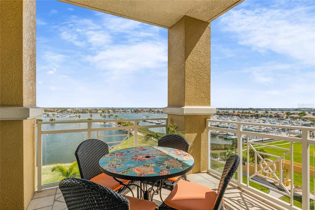 For Sale: $717,900 (2 beds, 2 baths, 1978 Square Feet)