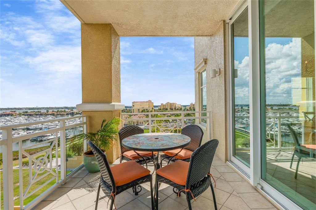 For Sale: $717,900 (2 beds, 2 baths, 1978 Square Feet)